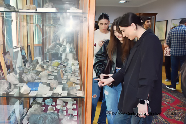 GEOLOGİYA VƏ GEOFİZİKA İNSTİTUTUNDA BDU VƏ ADNSU TƏLƏBƏLƏRİ ÜÇÜN "AÇIQ QAPI" KEÇİRİLİB