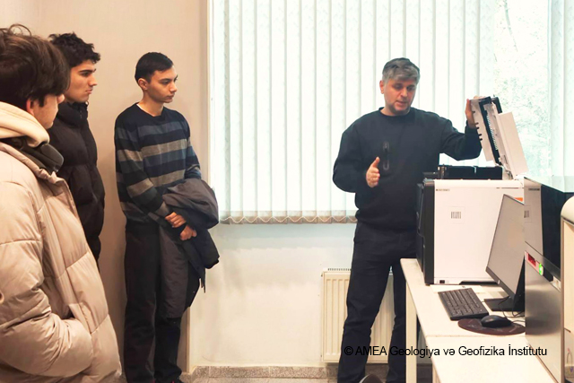 UNİVERSİTET TƏLƏBƏLƏRİ GEOLOGİYA VƏ GEOFİZİKA İNSTİTUTUNDA EKSKURSİYADA OLUBLAR