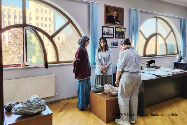 UNİVERSİTET TƏLƏBƏLƏRİ GEOLOGİYA VƏ GEOFİZİKA İNSTİTUTUNDA EKSKURSİYADA OLUBLAR