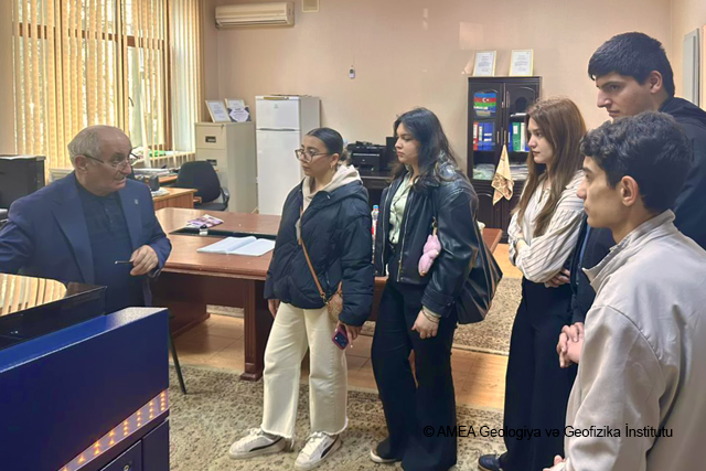 GEOLOGİYA VƏ GEOFİZİKA İNSTİTUTUNDA "AÇIQ QAPI" GÜNÜ KEÇİRİLİB