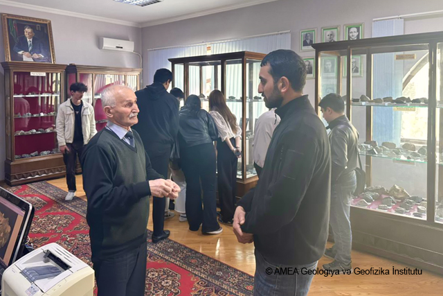 GEOLOGİYA VƏ GEOFİZİKA İNSTİTUTUNDA "AÇIQ QAPI" GÜNÜ KEÇİRİLİB