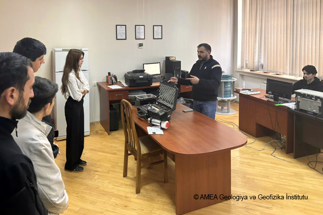 GEOLOGİYA VƏ GEOFİZİKA İNSTİTUTUNDA "AÇIQ QAPI" GÜNÜ KEÇİRİLİB