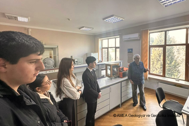 GEOLOGİYA VƏ GEOFİZİKA İNSTİTUTUNDA "AÇIQ QAPI" GÜNÜ KEÇİRİLİB