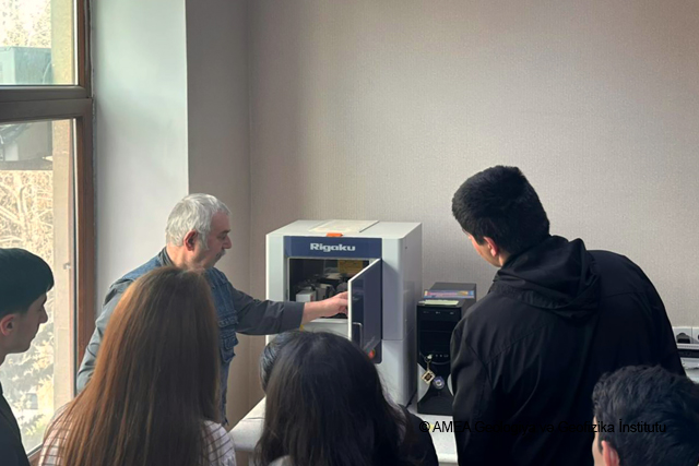 GEOLOGİYA VƏ GEOFİZİKA İNSTİTUTUNDA "AÇIQ QAPI" GÜNÜ KEÇİRİLİB