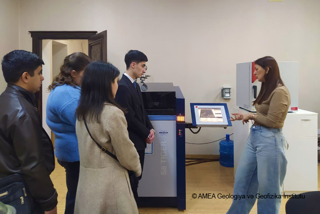 GEOLOGİYA VƏ GEOFİZİKA İNSTİTUTUNDA "AÇIQ QAPI" GÜNÜ KEÇİRİLİB
