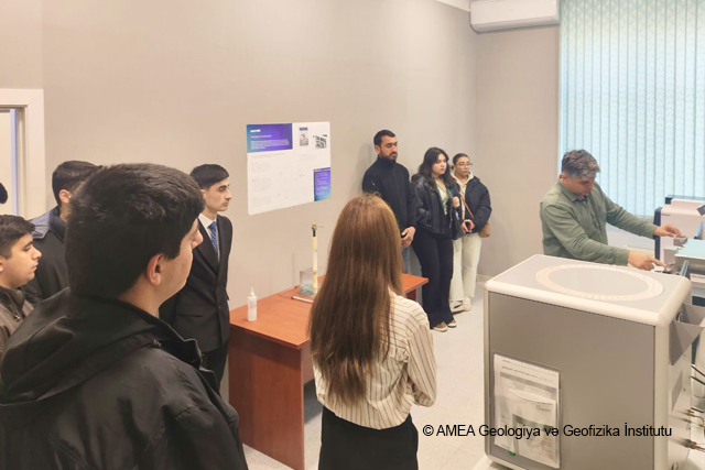 GEOLOGİYA VƏ GEOFİZİKA İNSTİTUTUNDA "AÇIQ QAPI" GÜNÜ KEÇİRİLİB