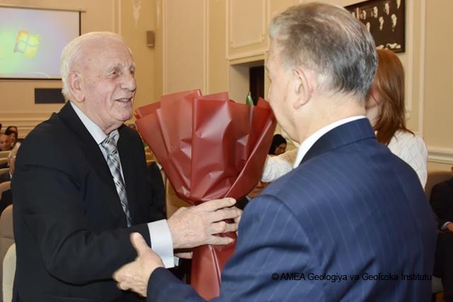 GEOLOGİYA VƏ GEOFİZİKA İNSTİTUTUNUN ELMİ ŞURASINDA BİR SIRA MÜHÜM MƏSƏLƏLƏRİN MÜZAKİRƏSİ KEÇİRİLİB