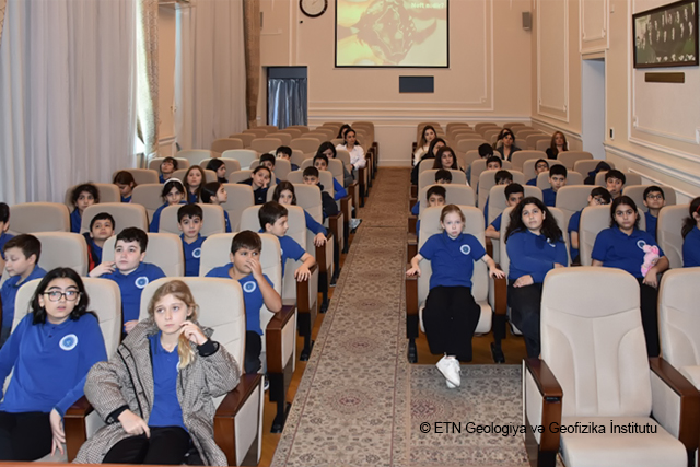 ETN GEOLOGİYA VƏ GEOFİZİKA İNSTİTUTUNDA GƏNC ALİM VƏ MÜTƏXƏSSİSLƏR ŞURASININ TƏŞKİLATÇILIĞI İLƏ AVROPA AZƏRBAYCAN MƏKTƏBİNİN ŞAGİRDLƏRİ ÜÇÜN MAARİFLƏNDİRİCİ EKSKURSİYA TƏŞKİL OLUNUB