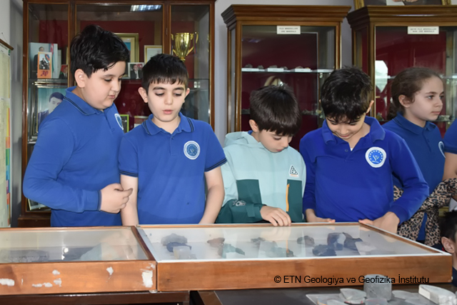 ETN GEOLOGİYA VƏ GEOFİZİKA İNSTİTUTUNDA GƏNC ALİM VƏ MÜTƏXƏSSİSLƏR ŞURASININ TƏŞKİLATÇILIĞI İLƏ AVROPA AZƏRBAYCAN MƏKTƏBİNİN ŞAGİRDLƏRİ ÜÇÜN MAARİFLƏNDİRİCİ EKSKURSİYA TƏŞKİL OLUNUB