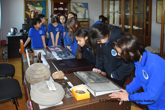ETN GEOLOGİYA VƏ GEOFİZİKA İNSTİTUTUNDA GƏNC ALİM VƏ MÜTƏXƏSSİSLƏR ŞURASININ TƏŞKİLATÇILIĞI İLƏ AVROPA AZƏRBAYCAN MƏKTƏBİNİN ŞAGİRDLƏRİ ÜÇÜN MAARİFLƏNDİRİCİ EKSKURSİYA TƏŞKİL OLUNUB