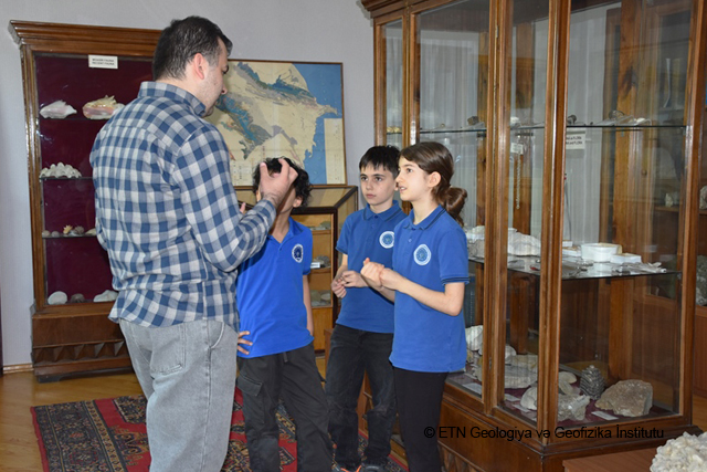 ETN GEOLOGİYA VƏ GEOFİZİKA İNSTİTUTUNDA GƏNC ALİM VƏ MÜTƏXƏSSİSLƏR ŞURASININ TƏŞKİLATÇILIĞI İLƏ AVROPA AZƏRBAYCAN MƏKTƏBİNİN ŞAGİRDLƏRİ ÜÇÜN MAARİFLƏNDİRİCİ EKSKURSİYA TƏŞKİL OLUNUB