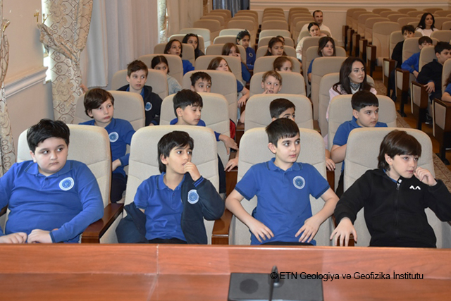 ETN GEOLOGİYA VƏ GEOFİZİKA İNSTİTUTUNDA GƏNC ALİM VƏ MÜTƏXƏSSİSLƏR ŞURASININ TƏŞKİLATÇILIĞI İLƏ AVROPA AZƏRBAYCAN MƏKTƏBİNİN ŞAGİRDLƏRİ ÜÇÜN MAARİFLƏNDİRİCİ EKSKURSİYA TƏŞKİL OLUNUB