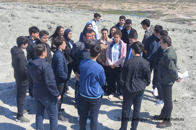 BAKIDA KEÇİRİLƏCƏK 13-cü DÜNYA ŞƏHƏRSALMA FORUMUNA (WUF13) HAZIRLIQ ÇƏRÇİVƏSİNDƏ MƏKTƏBLİLƏR ÜÇÜN PALÇIQ VULKANINA EKSKURSİYA TƏŞKİL OLUNUB