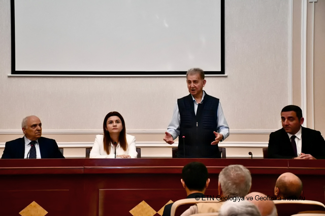 ELÇİN VƏLİYEV KOLLEKTİVƏ TƏQDİM  EDİLİB