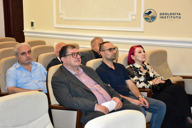 GEOLOGİYA İNSTİTUTUNDA DİSSERTASİYA İŞİNİN MÜZAKİRƏSİ KEÇİRİLİB.