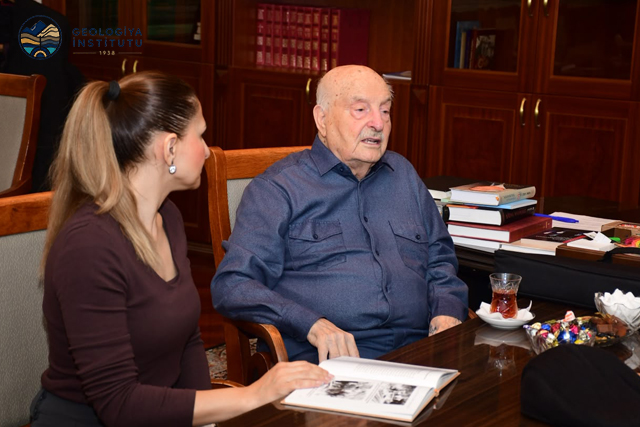 ÇİNGİZ XƏLİFƏZADƏ GEOLOGİYA İNSTİTUTUNDA QONAQ OLUB.