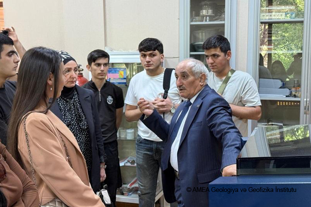 GEOLOGİYA VƏ GEOFİZİKA İNSTİTUTUNDA BAKI DÖVLƏT UNİVERSİTETİ TƏLƏBƏLƏRİ ÜÇÜN "AÇIQ QAPI" GÜNÜ KEÇİRİLİB