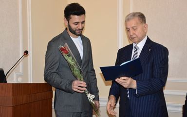 GƏNC ALİMƏ FƏLSƏFƏ DOKTORU ELMİ DƏRƏCƏNİN DIPLOMU TƏQDİM EDİLİB