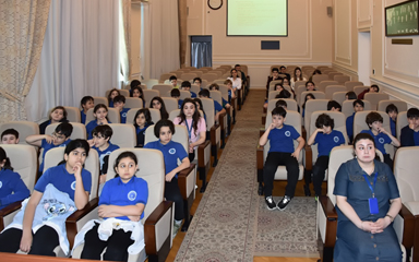 ETN GEOLOGİYA VƏ GEOFİZİKA İNSTİTUTUNDA GƏNC ALİM VƏ MÜTƏXƏSSİSLƏR ŞURASININ TƏŞKİLATÇILIĞI İLƏ AVROPA AZƏRBAYCAN MƏKTƏBİNİN ŞAGİRDLƏRİ ÜÇÜN MAARİFLƏNDİRİCİ EKSKURSİYA TƏŞKİL OLUNUB